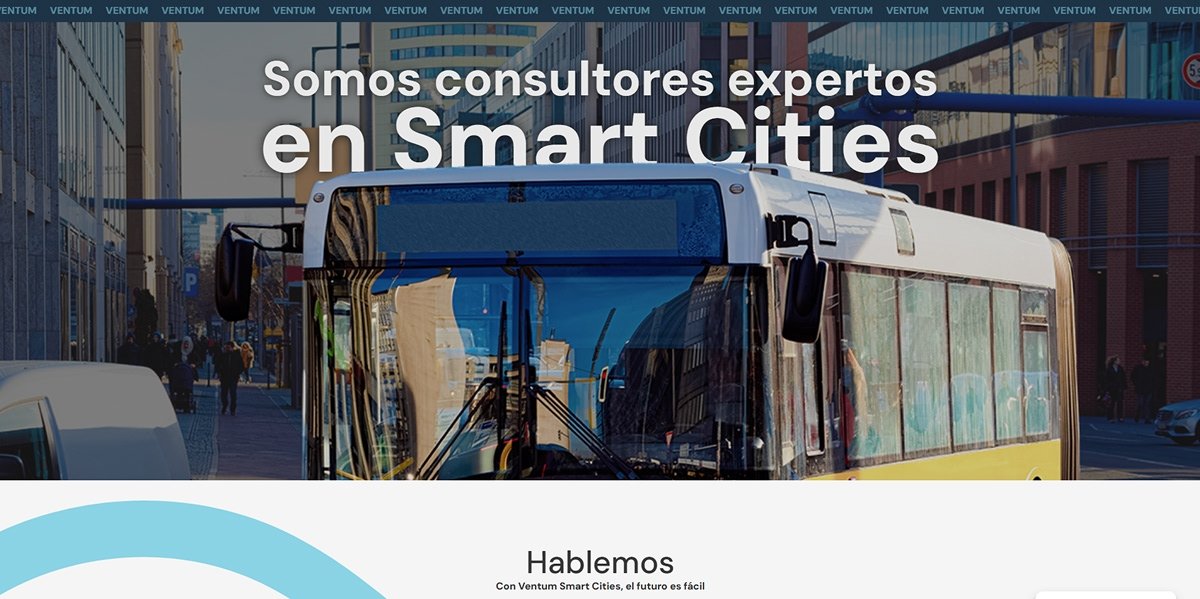 Sección Smart Cities de Ventum con un tranvía en una calle urbana.