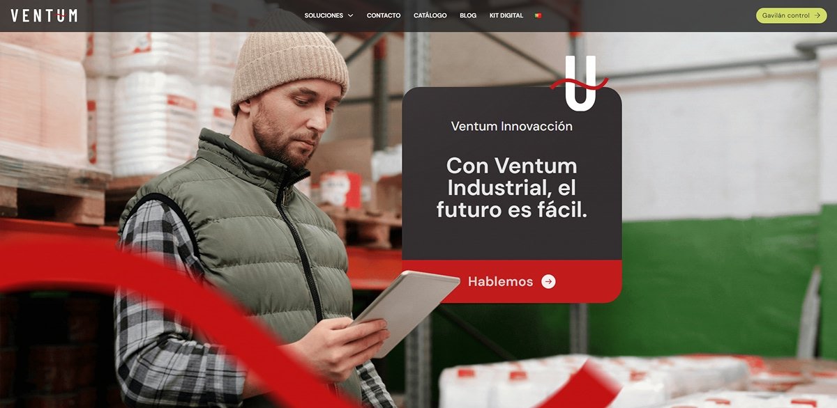 Página de Ventum Industrial con una persona usando una tablet en un almacén.